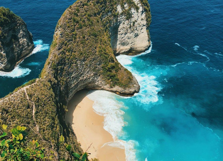 Kelingking Beach cliff and turquoise bay on Nusa Penida, Bali
